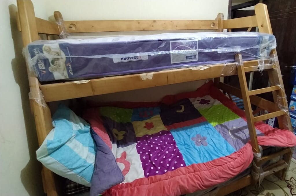 سرير أطفال بدورين للبيع